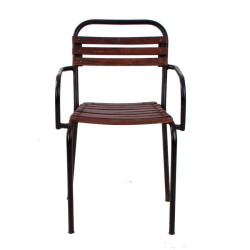 chaise bistrot industriel atelier en noir avec accoudoir et assise à latte en bois Vical Home