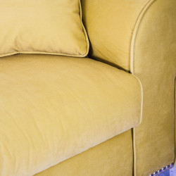 canapé chic et original 2 places en tissus moutarde avec clous sur le bas chrome Vical Home